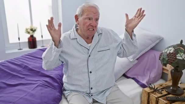 Onnozele Senior Man Pyjama Die Bed Liggen Armen Uit Een — Stockvideo