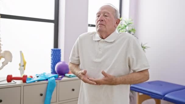 Oudere Man Vindt Kalme Balans Door Adem Tijdens Fysiotherapie Sessies — Stockvideo