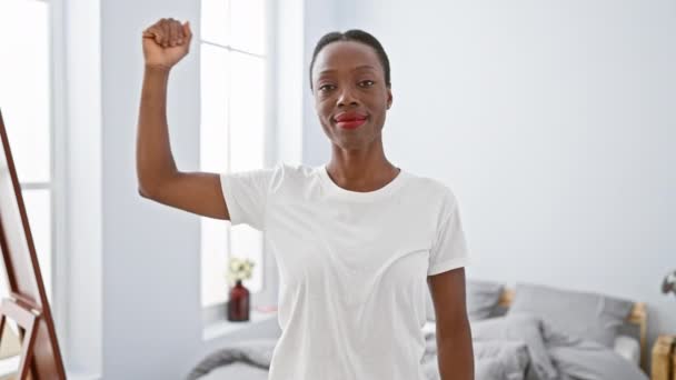 Forte Afro Americano Mulher Flexão Braço Muscular Quarto Vivendo Estilo — Vídeo de Stock