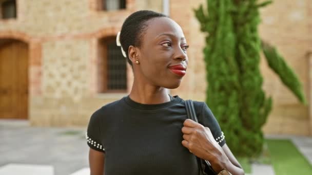 Mulher Americana Africana Confiante Desfrutando Seu Riso Parque Verde Retrato — Vídeo de Stock