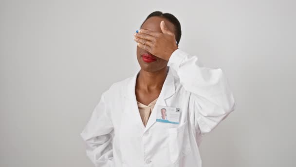 Изумленный Ученый Привлекательная Африканская Американка Форме Покрывает Лицо Шоке Подглядывает — стоковое видео
