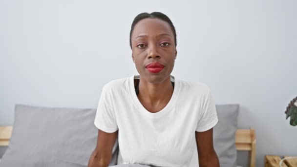 Здивована Афроамериканка Лежить Ліжку Виразне Обличчя Шок Здивування Виявляє Суміш — стокове відео