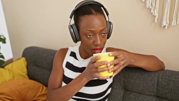 Alegre Mujer Afroamericana Disfrutando Del Café Escuchando Con Confianza Música — Vídeos de Stock
