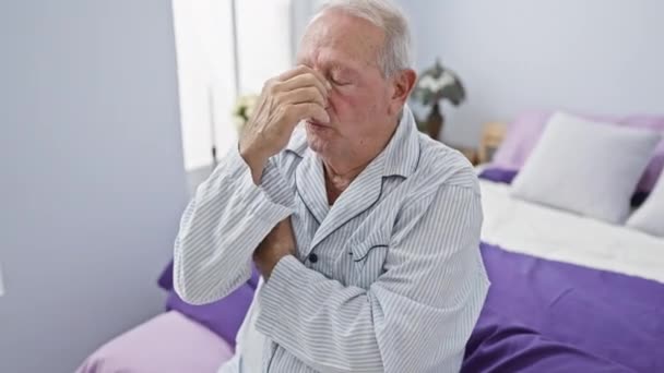 Uomo Anziano Esausto Pigiama Strofinando Gli Occhi Stanchi Naso Dolorante — Video Stock