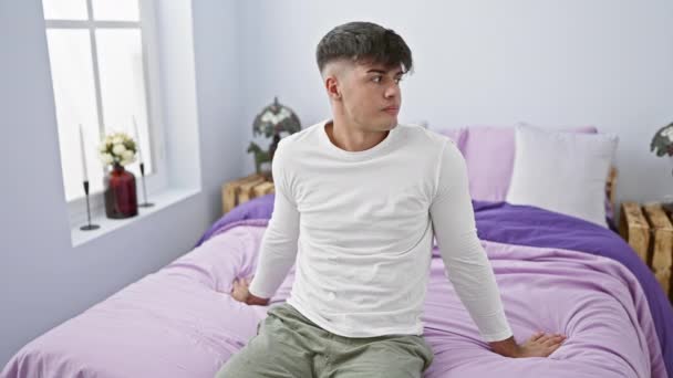 Attraktiver Junger Hispanischer Mann Pyjama Der Selbstbewusst Auf Dem Bett — Stockvideo