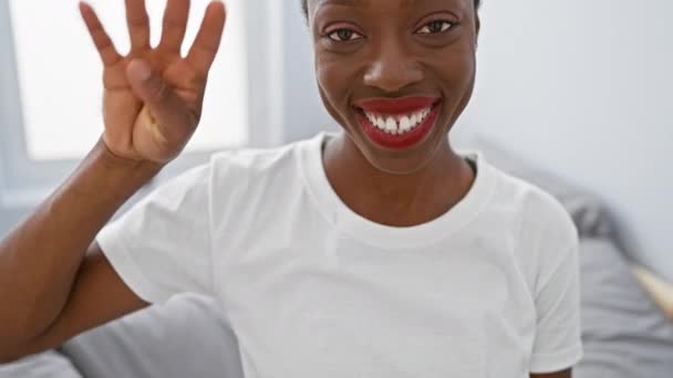 Χαρούμενη Αφροαμερικάνα Που Παίζει Μέχρι Τέσσερα Ξαπλωμένη Στο Κρεβάτι Χαμόγελο — Αρχείο Βίντεο