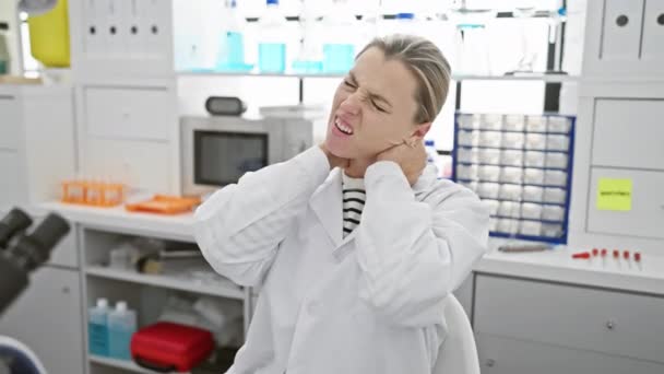 Distressed Woman Laboratory Setting Clutches Her Neck Apparent Discomfort Stress — Stock Video