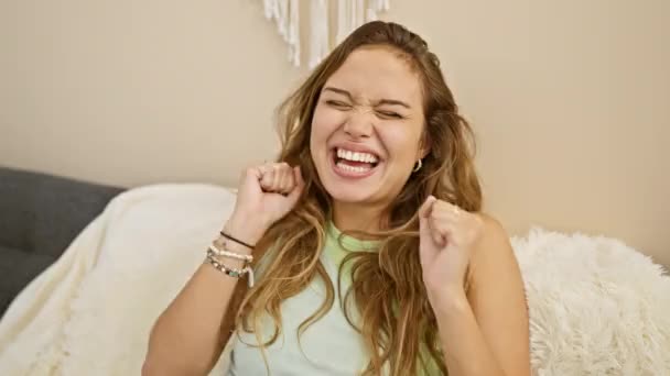 Radostná Mladá Hispánka Oslavující Vítězství Doma Neformálním Oblečení Ruce Zvednuté — Stock video