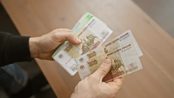Homem Contando Rublos Russos Dentro Casa Representando Finanças Moeda Poupança — Vídeo de Stock
