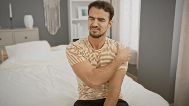Молодий Іспаномовний Чоловік Бородою Виражає Біль Сидячи Ліжку Спальні Вдома — стокове відео