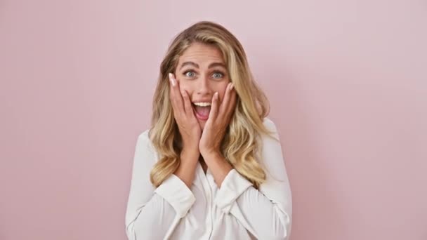 Junge Aufgeregte Blonde Frau Siegerin Rosafarbenen Hemd Feiert Den Erfolg — Stockvideo