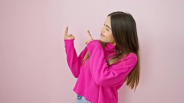Rahat süveterli, sırıtan kendine güvenen latin bayan! Her iki elinde 