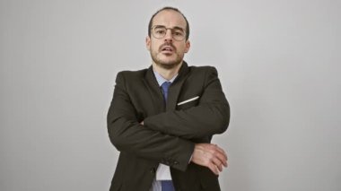 Sakallı, kendine güvenen kel bir adam soyutlanmış beyaz arka plana karşı duruyor.