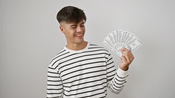 Aantrekkelijke Jonge Spaanse Man Vrolijk Gebaren Van Teken Met Dollarbankbiljetten — Stockvideo