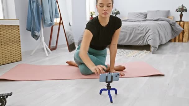 Hermosa Joven Hispana Estirando Cabeza Video Yoga Atlético Grabando Una — Vídeo de stock
