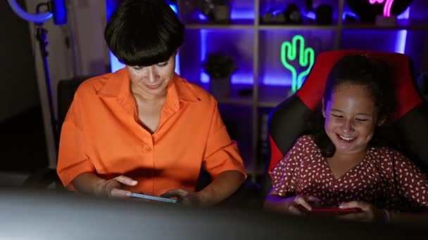 Mãe Filha Streamer Duo Iluminando Sala Jogos Jogando Videogame Smartphone — Vídeo de Stock