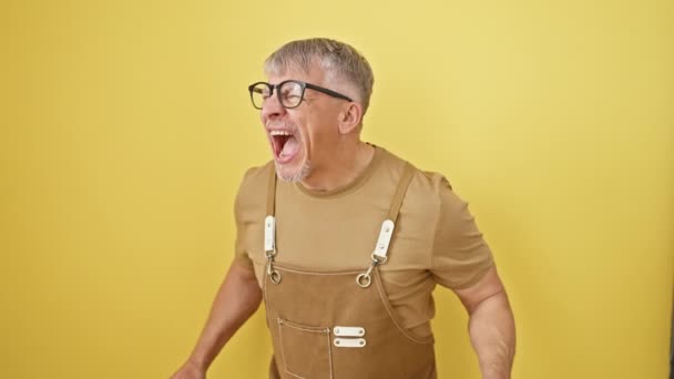 Zuřivý Šedovlasý Muž Středního Věku Brýlích Zástěře Zuřivě Křičí Jeho — Stock video