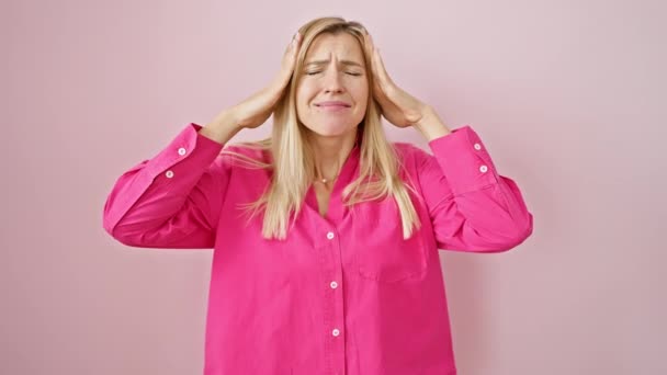 Une Femme Blonde Stressée Prend Tête Dans Douleur Sur Fond — Video