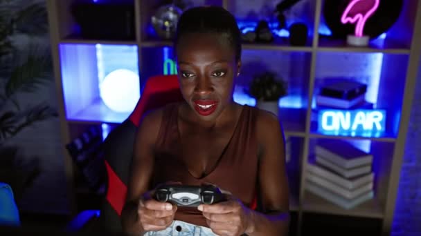 Mulher Americana Africana Alegre Confiantemente Jogando Videogames Sorrindo Otimista Apontar — Vídeo de Stock