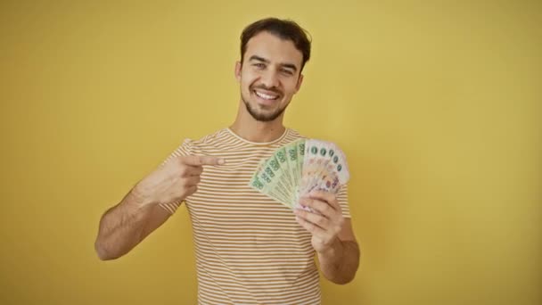 Spannende Jonge Spaanse Man Blij Presenteren Geld Vol Vertrouwen Wijzen — Stockvideo