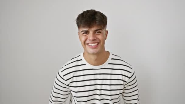 Jovem Hispânico Alegre Ostentando Uma Camisa Listras Mostrando Sorriso Dente — Vídeo de Stock