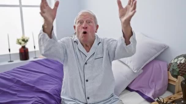 Gefrustreerde Oudere Man Pyjama Gek Schreeuwend Zijn Slaapkamer Zittend Bed — Stockvideo