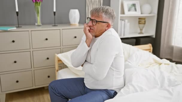 Endişeli Orta Yaşlı Pijamalı Gri Saçlı Stresli Gergin Yatak Odasında — Stok video