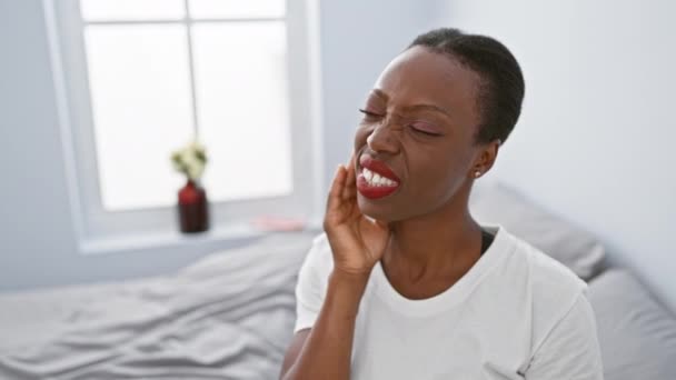 Femme Afro Américaine Malheureuse Dans Chambre Coucher Manipulant Douleur Dentaire — Video