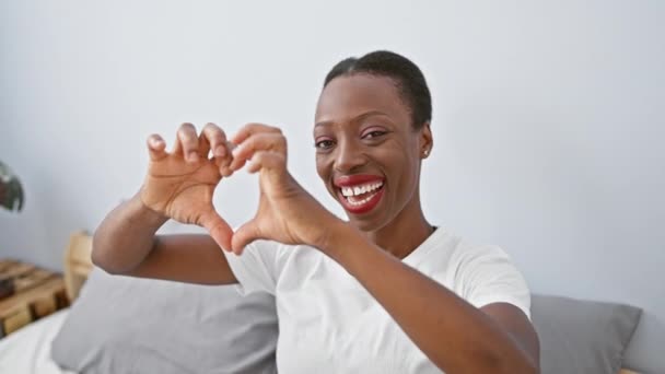 Χαρούμενη Αφροαμερικανή Γυναίκα Που Κάνει Χαρούμενα Σχήμα Καρδιάς Χέρια Της — Αρχείο Βίντεο
