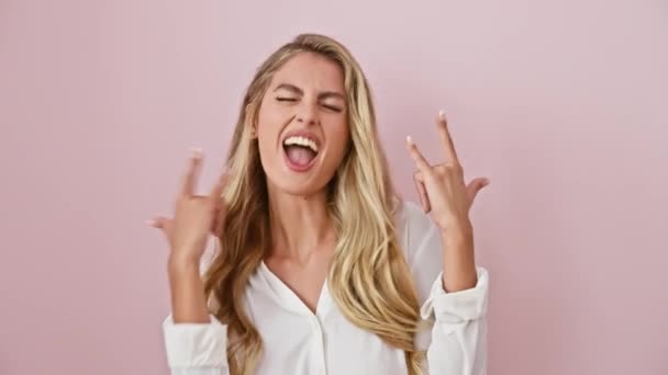 Blond Rockstjärna Galen Ung Kvinna Idrotta Skjorta Drar Rock Symbol — Stockvideo