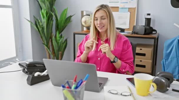 Profesjonalna Kobieta Różowej Koszuli Wykonuje Wideo Połączenie Zorganizowanej Przestrzeni Biurowej — Wideo stockowe