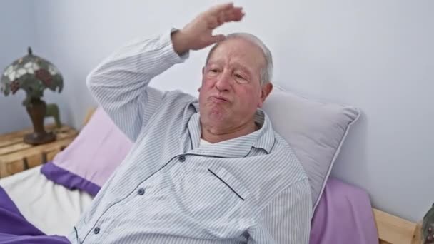 Zijn Slaapkamer Een Penseel Senior Man Pyjama Zittend Zijn Bed — Stockvideo