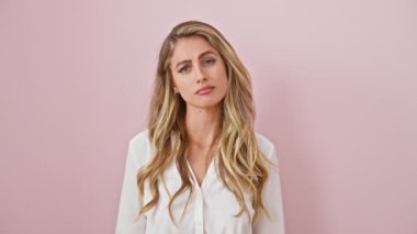 Kalbi kırık genç sarışın bir kadın, gömlekli, pembe arka planda tek başına duruyor, ürpertici bir intihar jesti yapıyor. Kafasına silah dayamış gibi parmaklarını işaret ediyor, umutsuz bir yardım çağrısı..