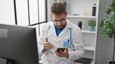 Mest olmuş genç İspanyol bir adam, yakışıklı sakallı bir doktor, klinikte kazandığı zaferi kutlarken akıllı telefonuyla mesaj atıyor.