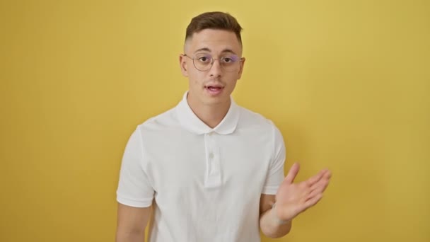 Verbazingwekkende Jonge Latijns Amerikaanse Man Bril Presenteren Met Een Zelfverzekerde — Stockvideo