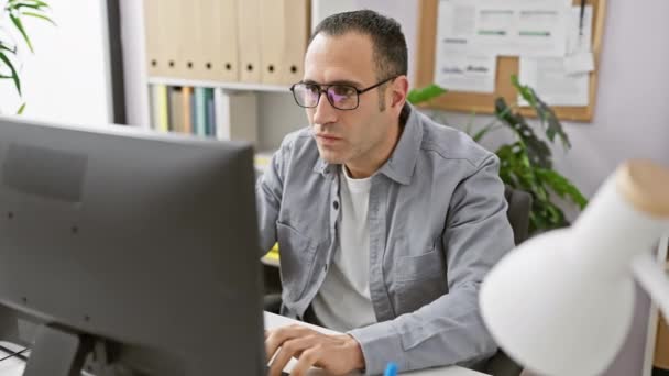 Hispanischer Mann Mit Brille Arbeitet Und Feiert Erfolg Bürocomputer — Stockvideo