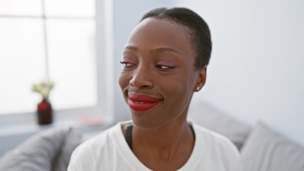 Vrolijke Afrikaans Amerikaanse Vrouw Verloren Een Glimlachende Positieve Gedachte Liggend — Stockvideo