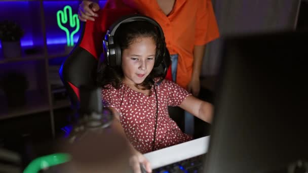 Mutter Tochter Gamer Duo Gemütlichen Spielzimmer Vertieft Eine Virtuelle Welt — Stockvideo