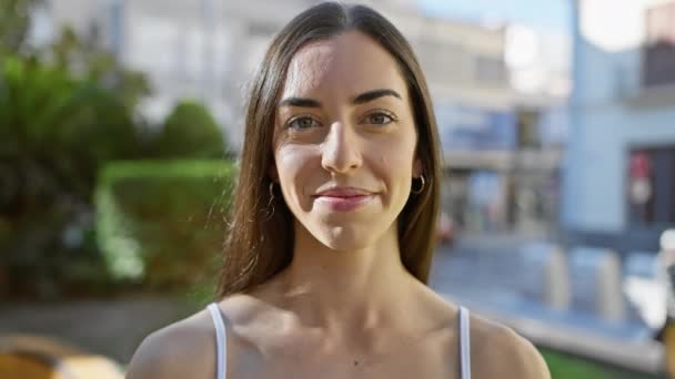 Genç Güzel Spanyol Kadın Dengesini Güneşli Bir Parkta Buluyor Temiz — Stok video