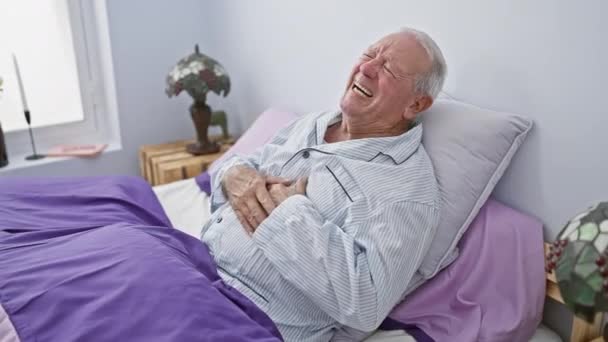 Oudere Man Pyjama Zittend Bed Met Hand Buik Pijn Die — Stockvideo