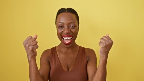 Богатая Африканская Американка Стоит Гордая Победоносная Крича Волнения Руки Подняты — стоковое видео