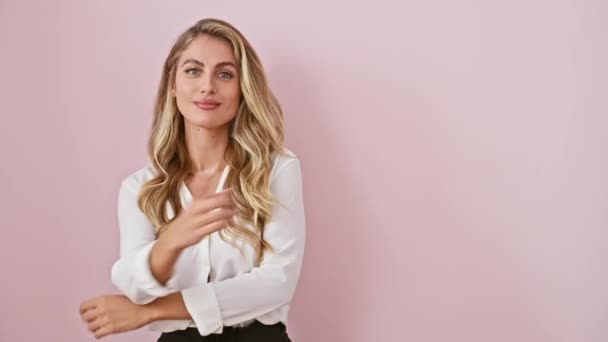 Selbstbewusste Junge Blonde Frau Lässigem Hemd Mit Ernstem Gesicht Vor — Stockvideo