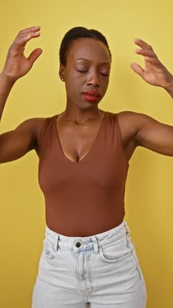 Gestresste Afro Amerikaanse Vrouw Die Lijdt Aan Intense Hoofdpijn Ondraaglijke — Stockvideo