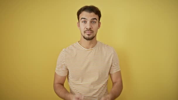 Σοκαρισμένος Και Ανήσυχος Ένας Νεαρός Ισπανός Ριγέ Μπλουζάκι Καλύπτει Στόμα — Αρχείο Βίντεο