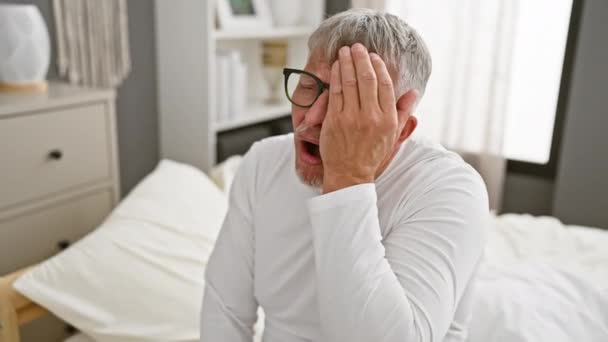 Yorgun Orta Yaşlı Gri Saçlı Pijamalı Bir Adam Yüzünün Yarısını — Stok video