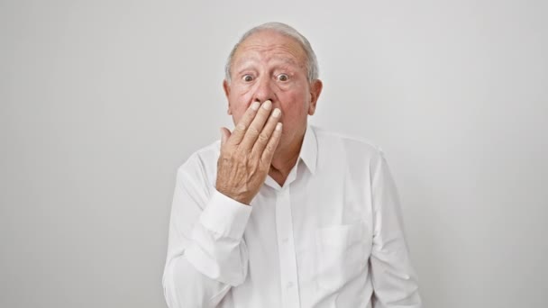 Megdöbbent Öregember Ősz Hajjal Némán Áll Kezét Befogja Félelem Meglepetés — Stock videók