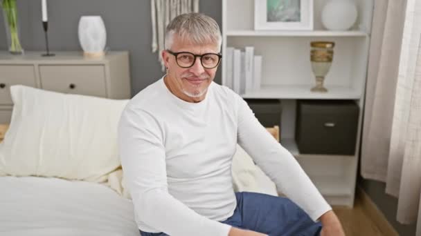 Confident Grey Haired Middle Age Man Wearing Pyjamas Cheekily Gesturing — Stock Video