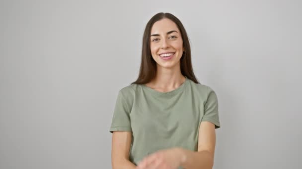 Güzel Genç Bir Kadın Özgüvenle Gülümsüyor Gelişigüzel Giyiniyor Kollarını Pozitif — Stok video