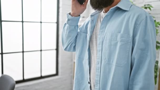 Hombre Hispano Guapo Con Barba Hablando Por Teléfono Oficina Moderna — Vídeos de Stock