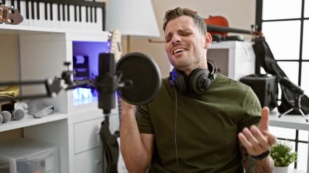Мужчина Эмоционально Поет Микрофон Современной Музыкальной Студии Проявляя Страсть Сосредоточенность — стоковое видео